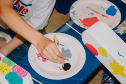 Hände, die Acrylfarben mischen